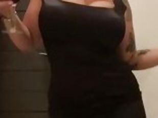 Curvy white girl can move those hips and shake her fat ass!