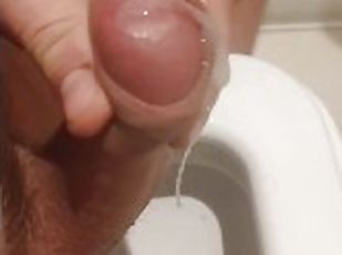Masturbacja ze spustem w publicznej toalecie