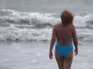 I expose myself on the beach and before fucking a stranger, I urinate in front of him