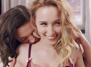 Hottest Lesbian Couple Isabella De Laa And Kelly Collins Making Out In The Bed